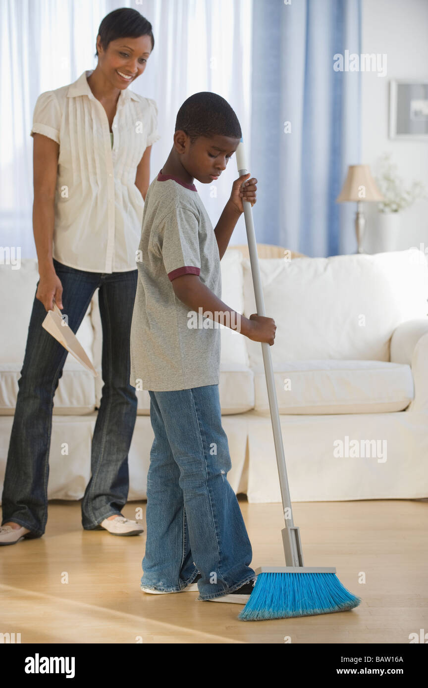 Mutter und Sohn, die Hausarbeit zusammen Stockfoto