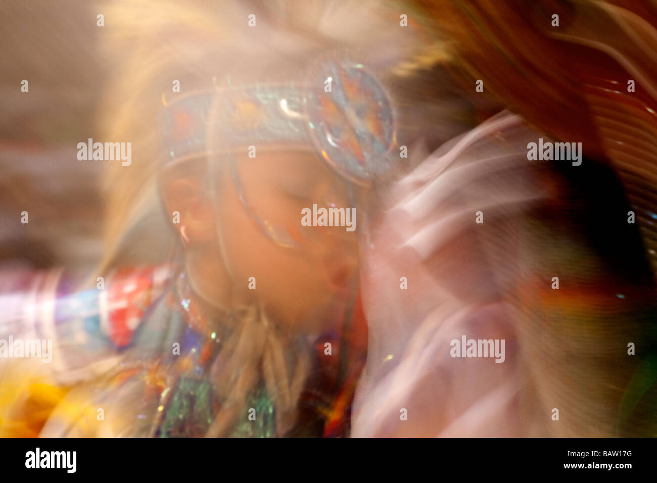 Powwow-Tänzer in Bewegung bei der Versammlung der Nationen Powwow, Albuquerque, New Mexico Stockfoto