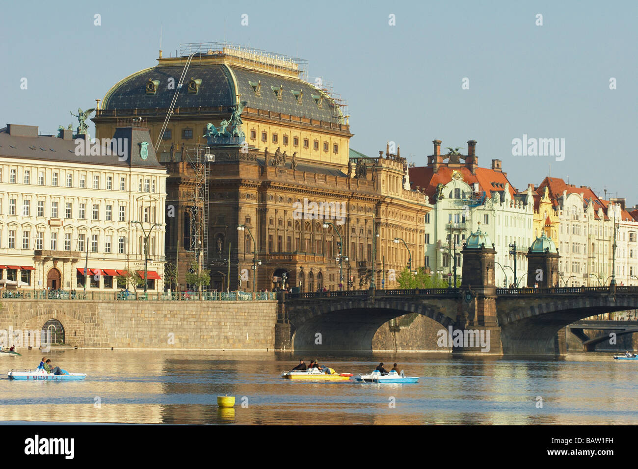 Nationaltheater in Prag Frühling aus dem Fluss Stockfoto