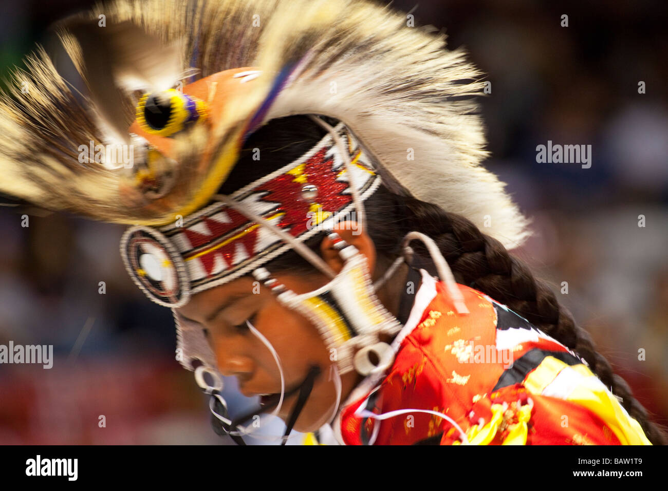 Powwow-Tänzer in Bewegung bei der Versammlung der Nationen Powwow, Albuquerque, New Mexico Stockfoto