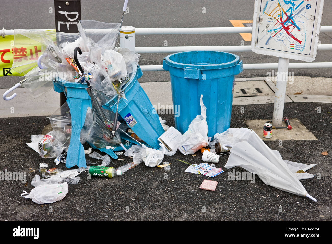 Gebrochene Mülleimer mit Müll herausfallen Stockfoto