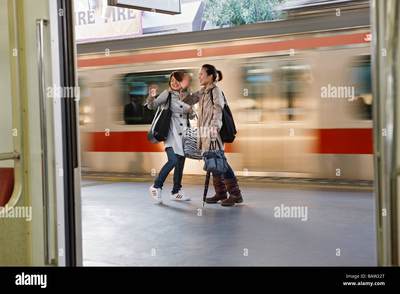 Zwei Mädchen am Bahnhof Stockfoto