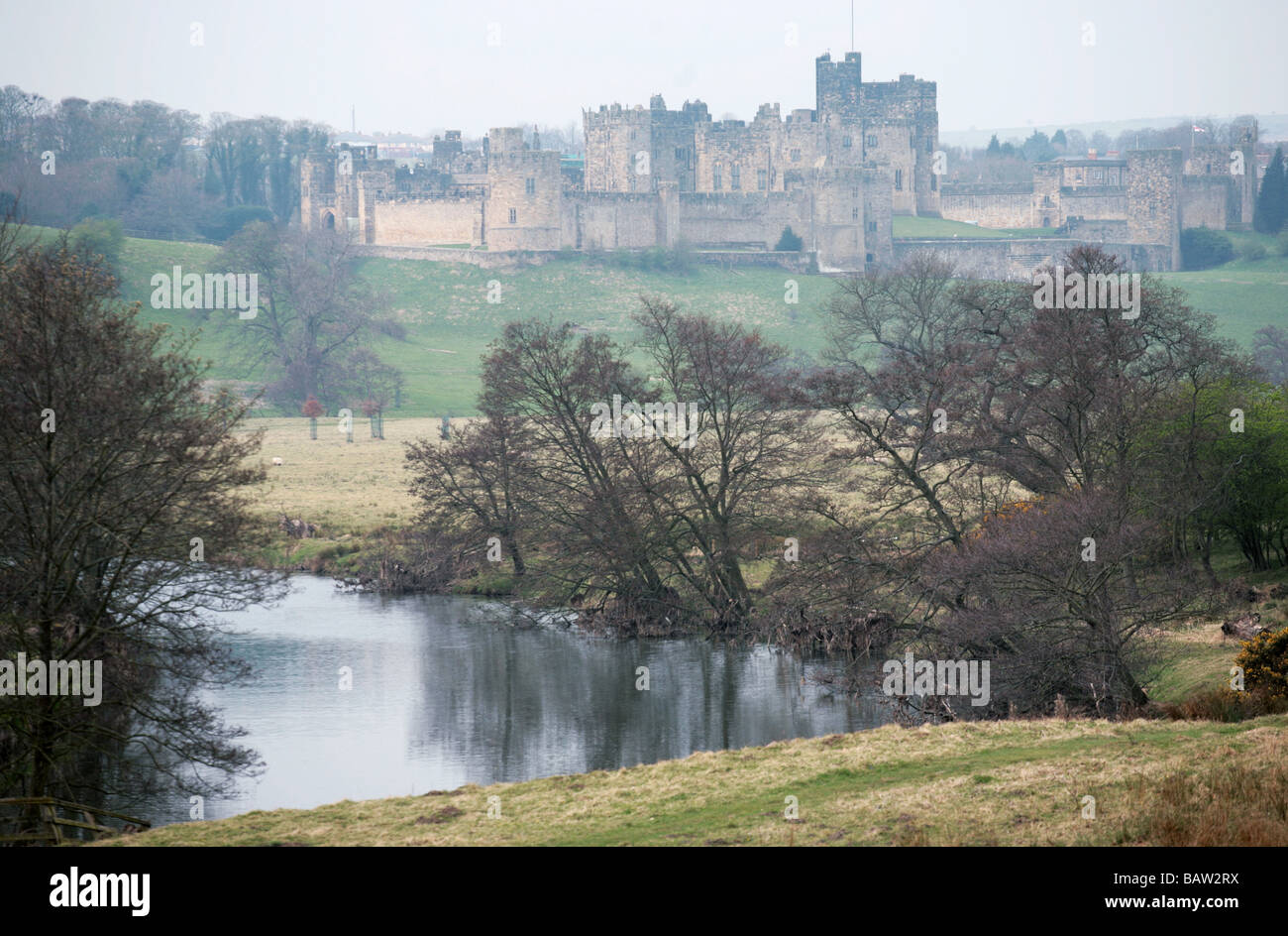 Alnwick Castle und Fluß Aln. Stockfoto