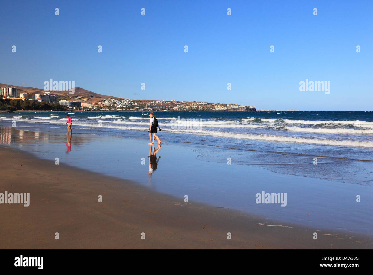 Menschen am Strand von Playa del Ingles Gran Canaria Spanien Europa Stockfoto