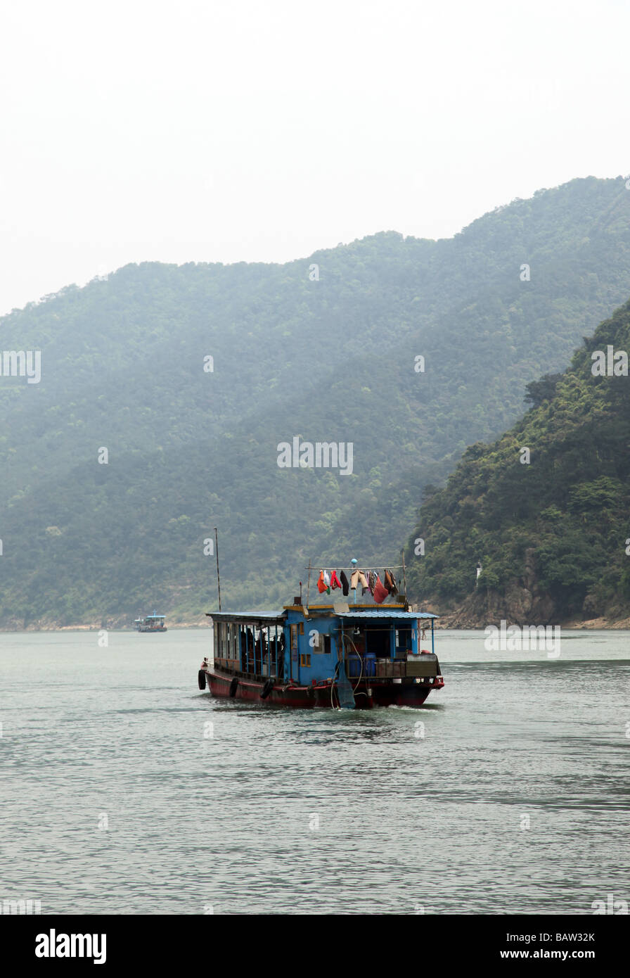 Boot Fluß Bank Wasser sand Berg Wald Lac ruhige Zen Baum See Nebel langsam warten stehend Hafen Dorf China Asien schmutzige Staub Stockfoto