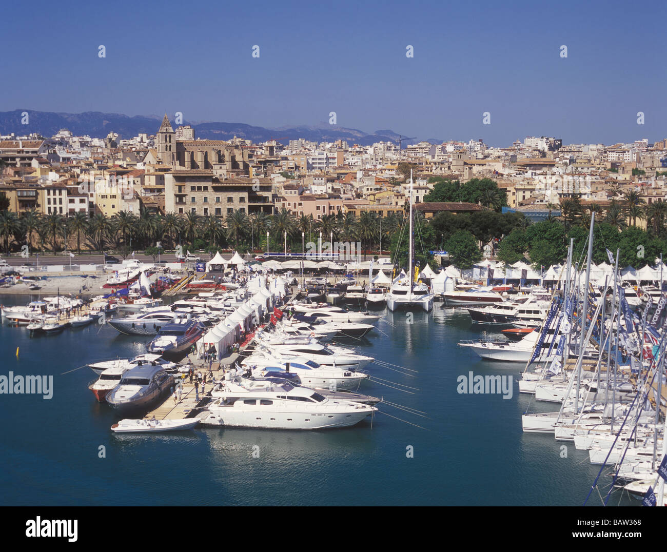 Palma International Boat Show 2009 - Panorama mit historischen Paseo Maritimo hinter alten Hafen Palma, Mallorca. Stockfoto