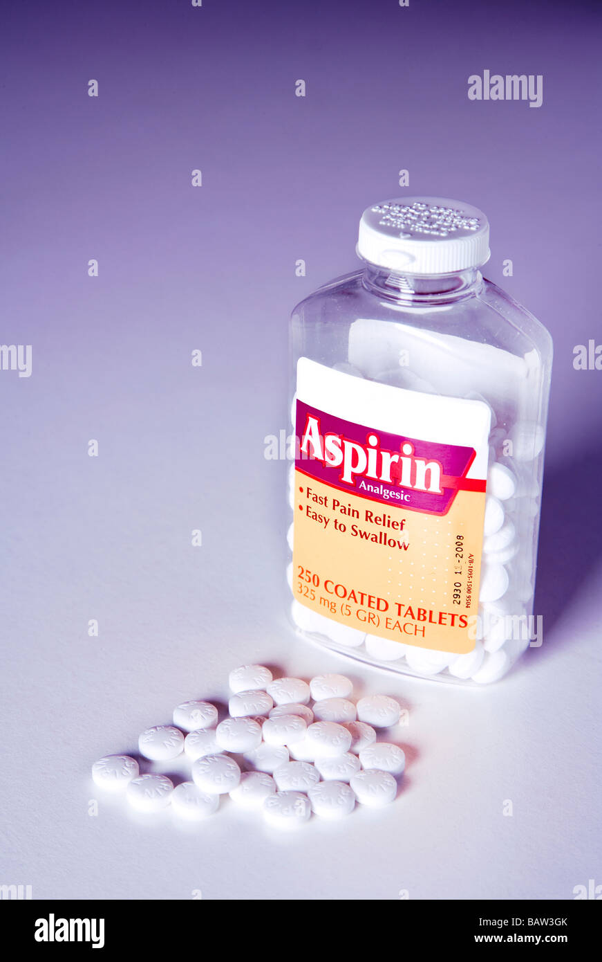 Aspirin-Flasche mit verschüttete Tabletten auf Tisch Stockfoto
