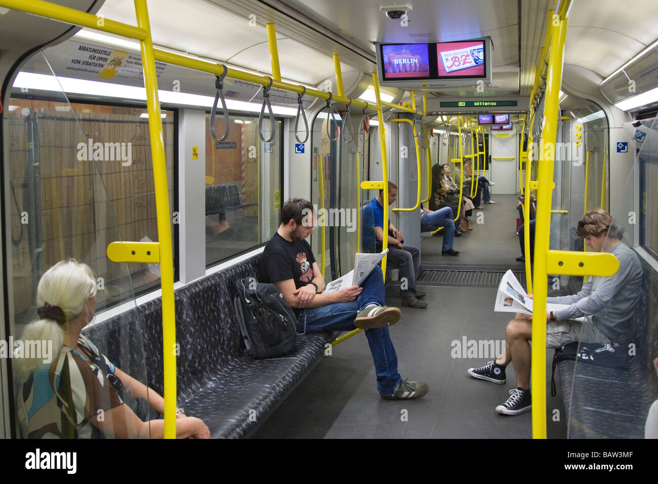 Reisende, die in der u-Bahn Berlin Stockfoto