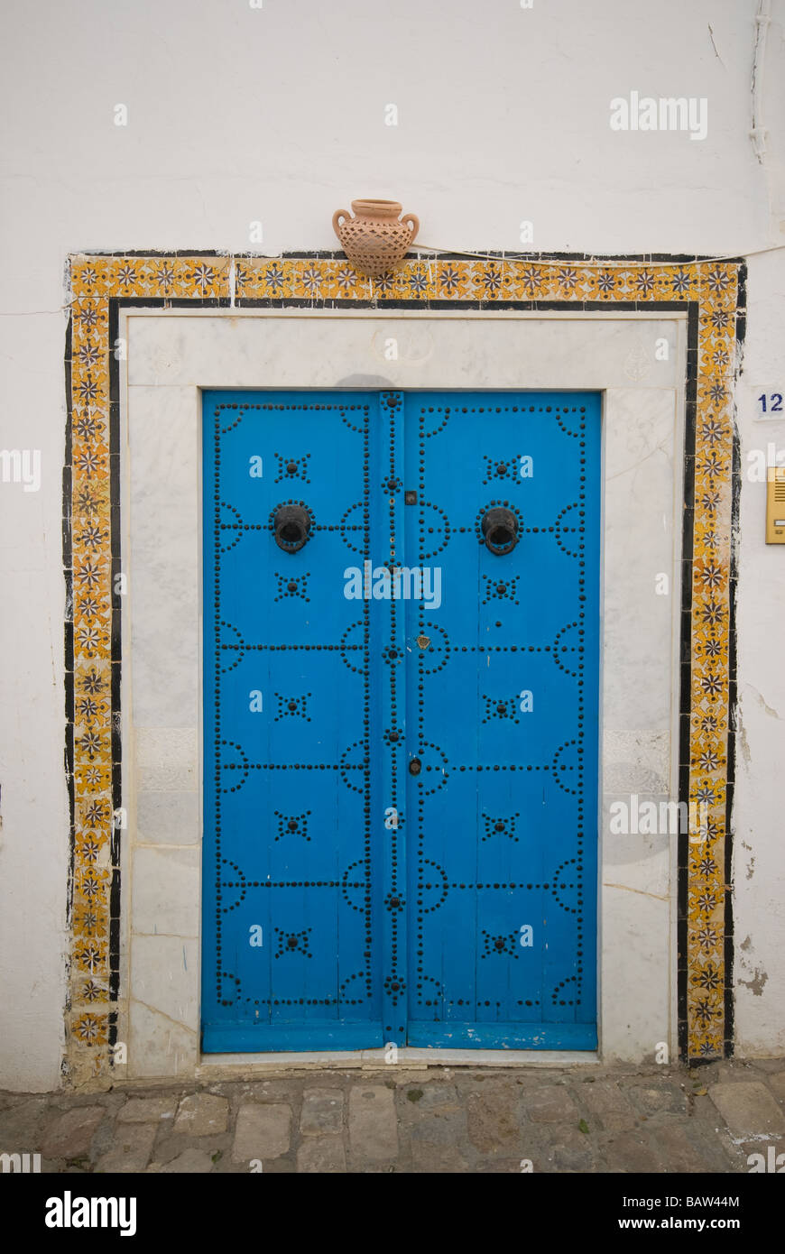 blaue Tür in dem Dorf Sidi Bou sagte Tunesiens dekoriert Stockfoto