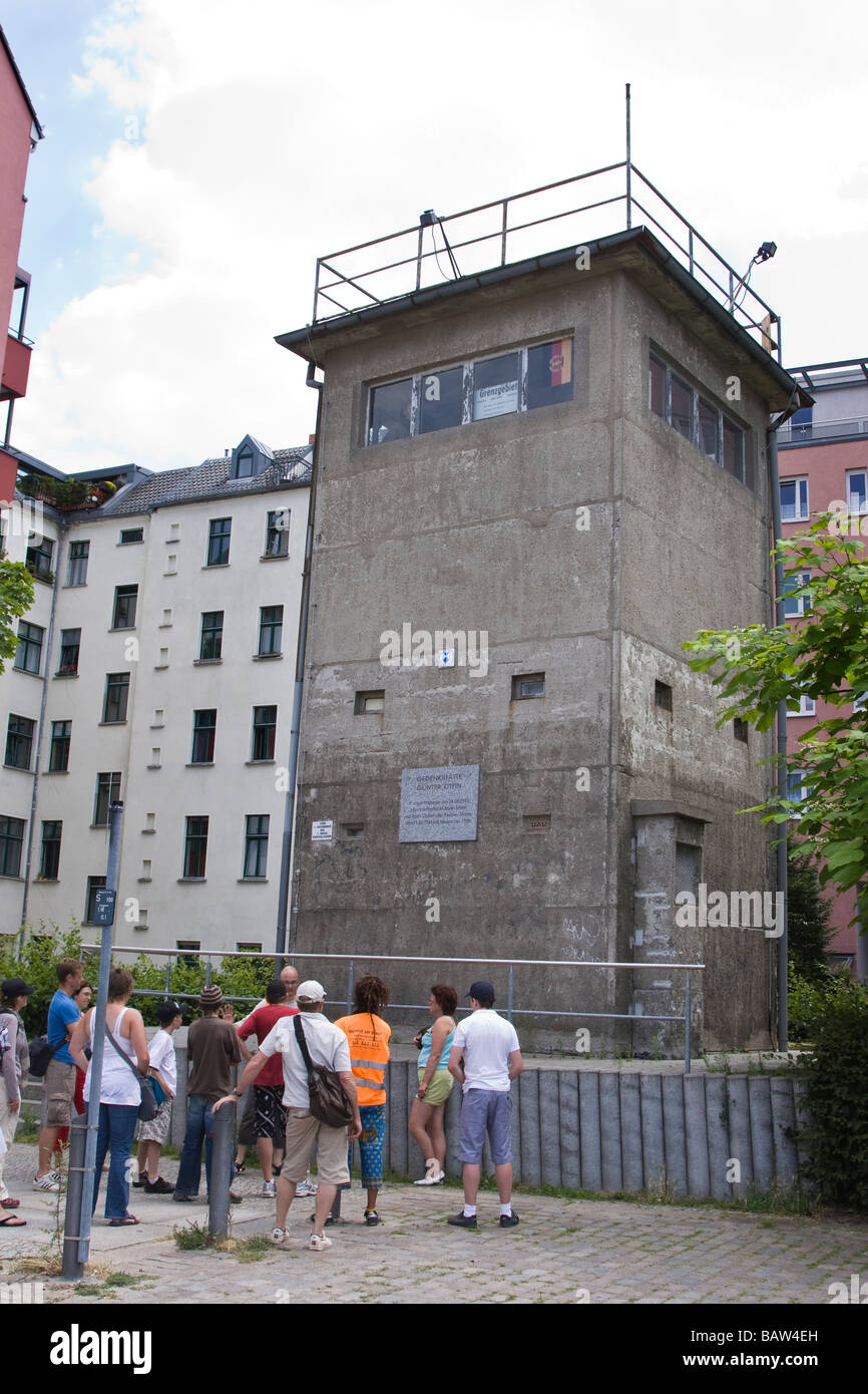 Touristen stehen vor der alten DDR Watch tower Stockfoto