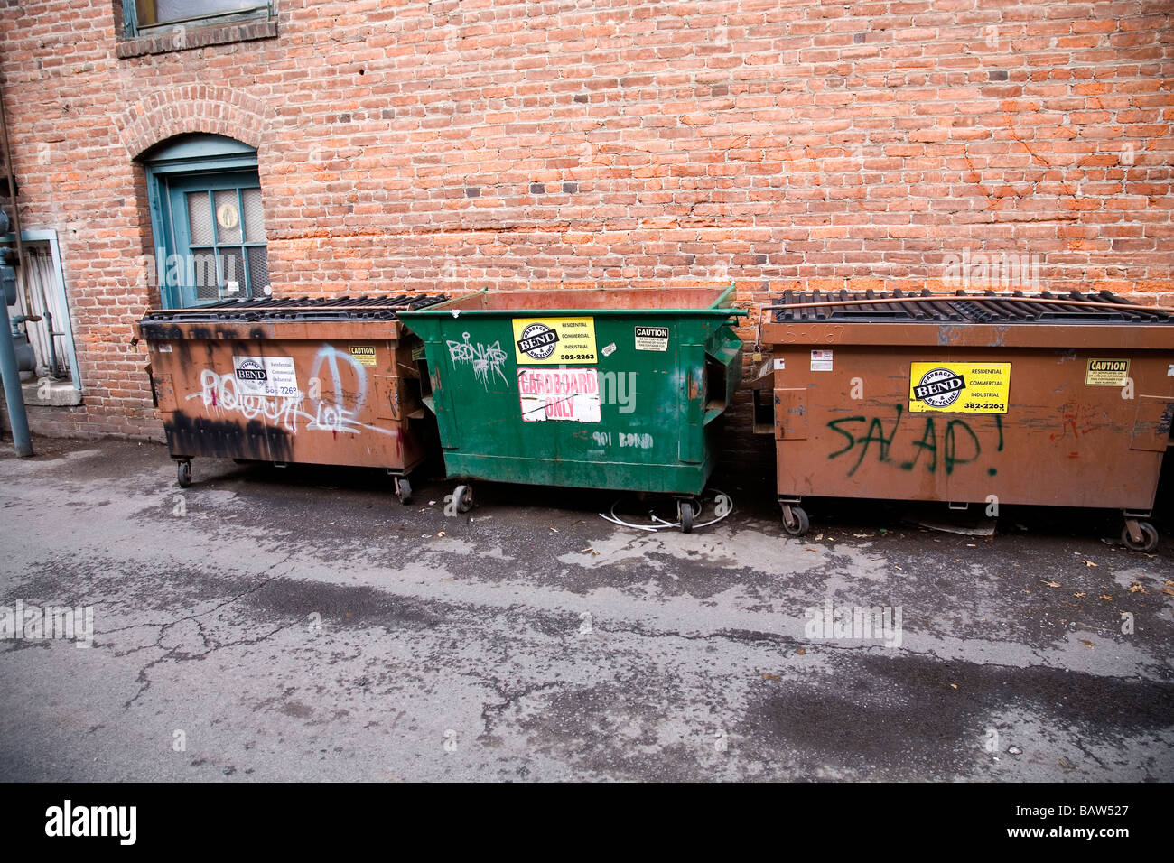 Eine Gruppe von Mülltonnen-Container-Mulden und Papierkörbe in einer Gasse Stockfoto