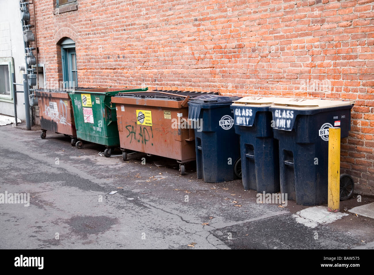 Eine Gruppe von Mülltonnen-Container-Mulden und Papierkörbe in einer Gasse Stockfoto