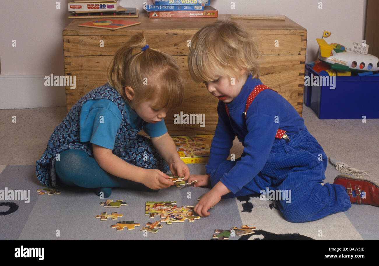 Kinder machen eine Puzzle zusammen Stockfoto