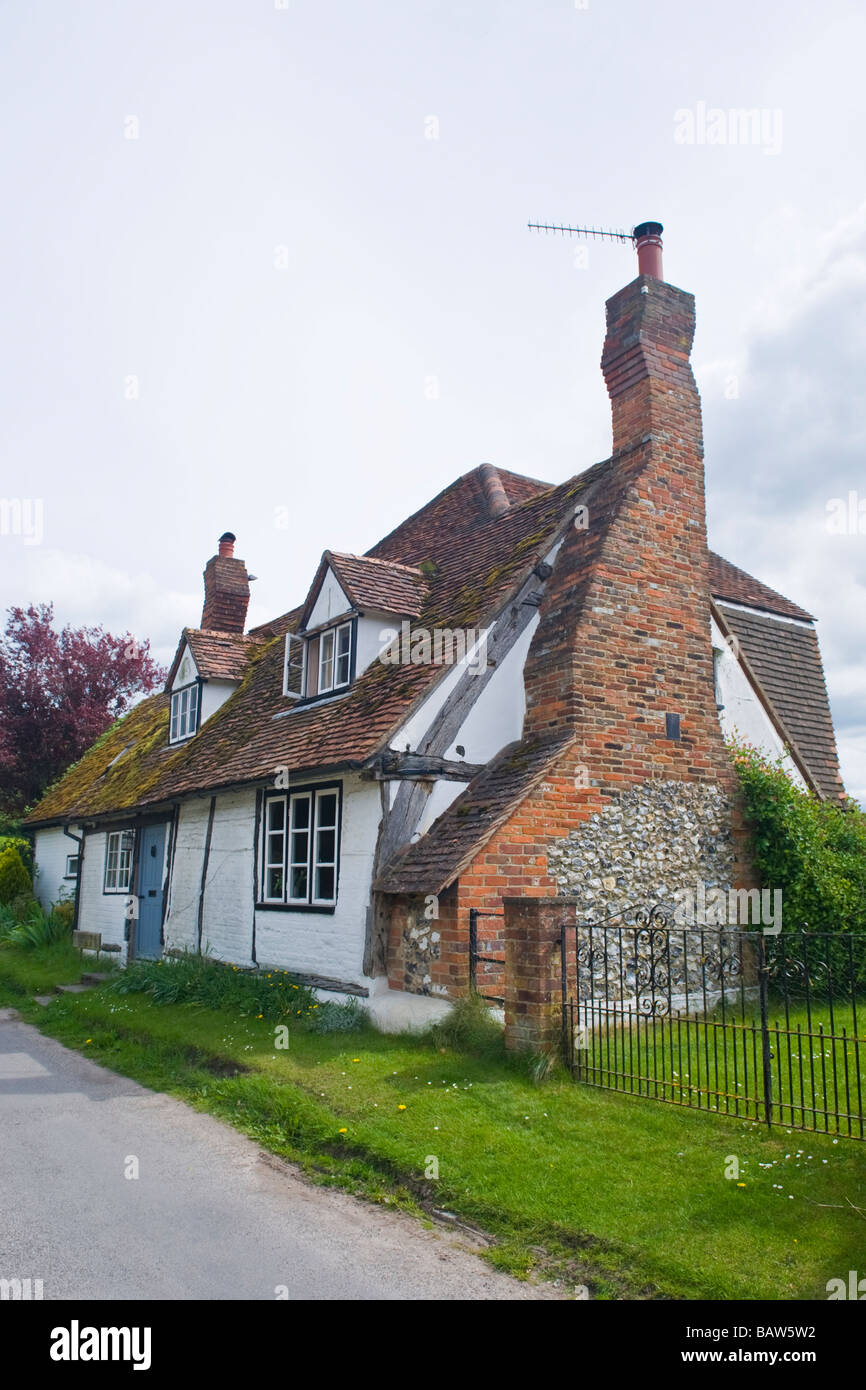 Turville, wo The Vicar of Dibley gedreht wurde, die typischen malerischen Holzbalken altes englisches Dorf krumm Schornstein Cottage Stockfoto