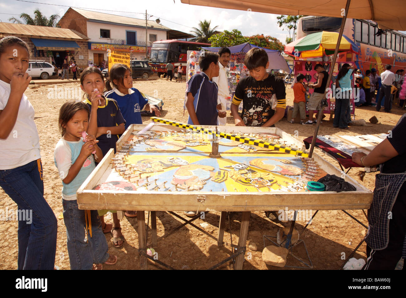 Kinder spielen Sie eine Partie auf dem Stadtplatz auf einem Festival in Apolo Bolivien Stockfoto
