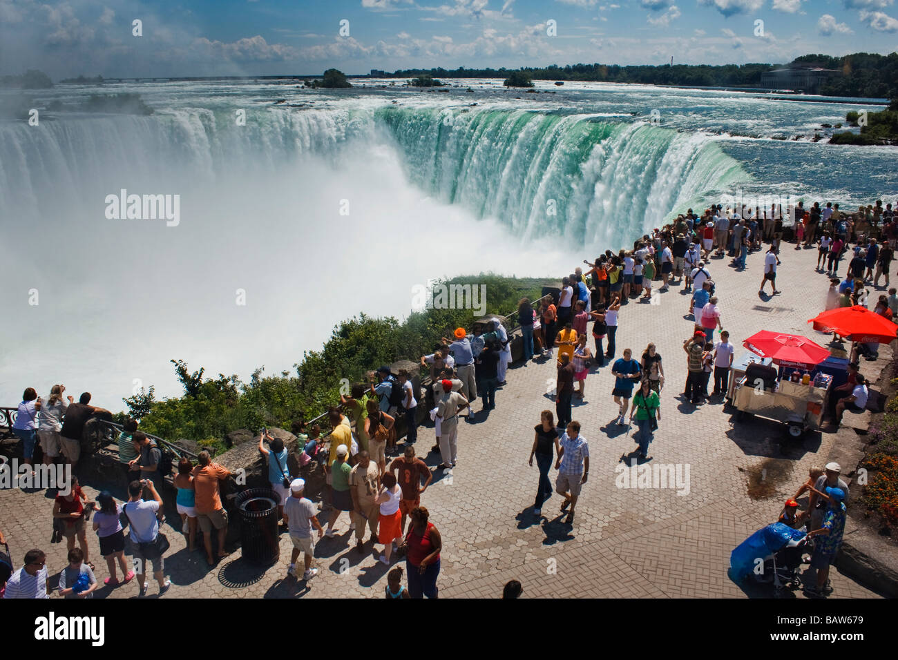 Touristenmassen an den Niagarafällen Stockfoto