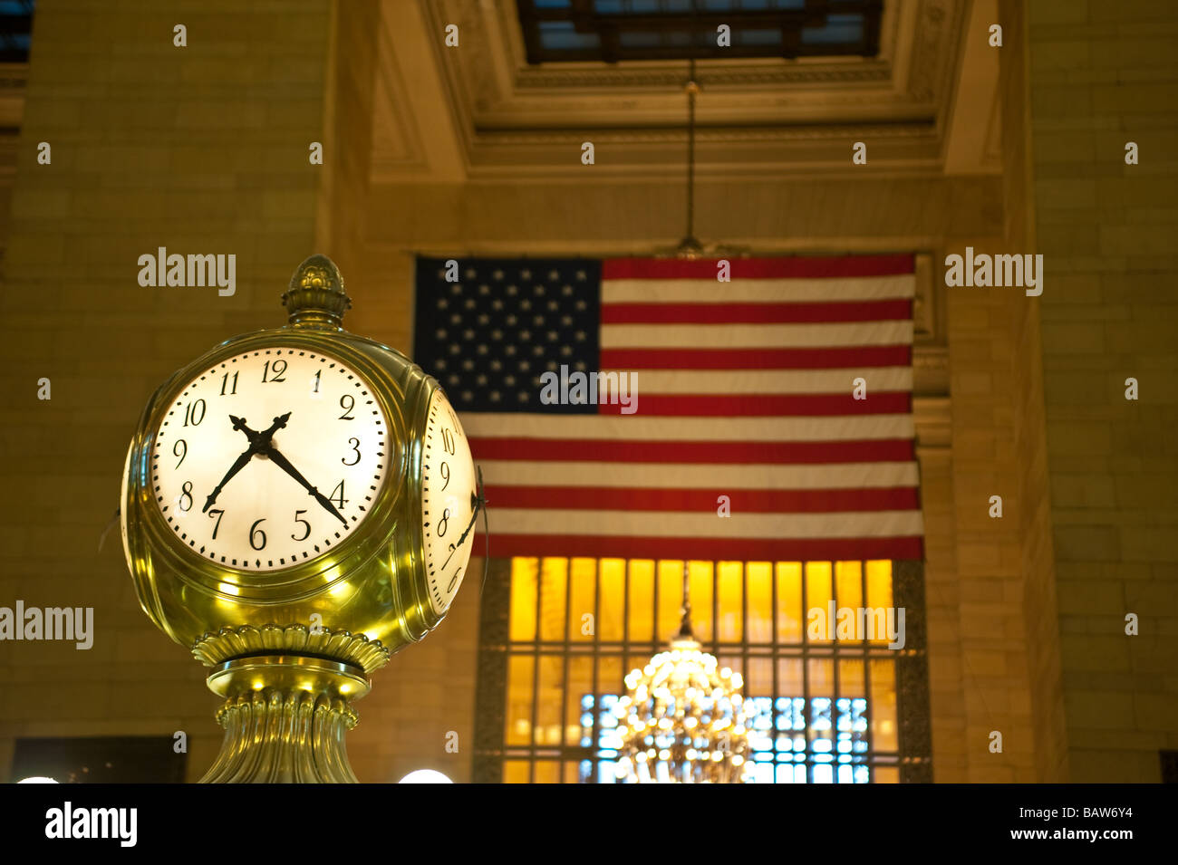 Große beleuchtete Uhr im Grand Central Terminal Stockfoto