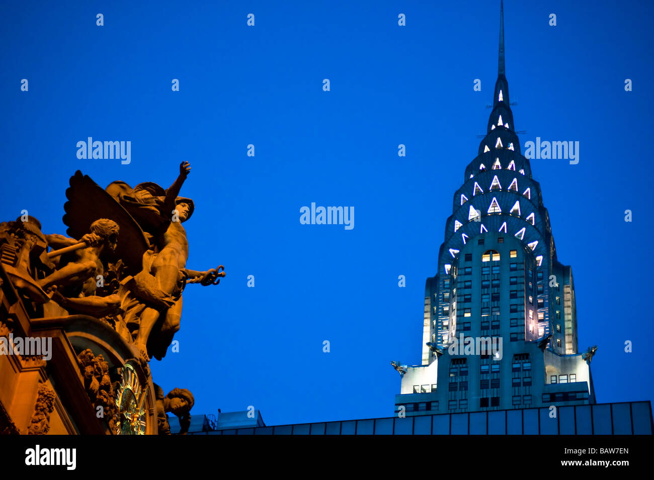 Statue von Quecksilber im Grand Central Terminal in New York City mit dem Chrysler Building im Hintergrund Stockfoto
