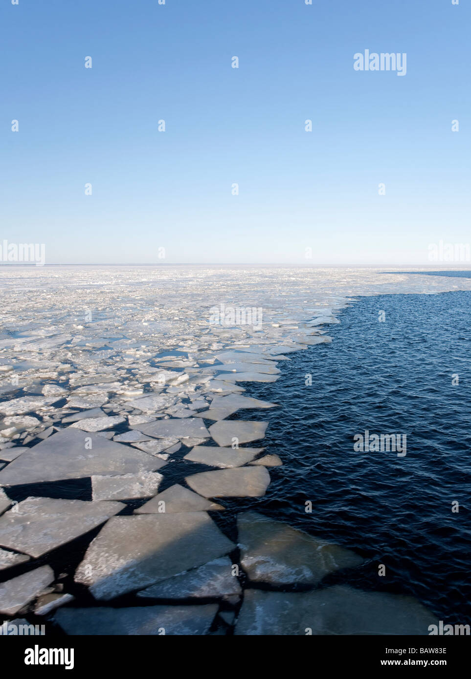 Rand des brechenden und schmelzenden Meereises am Bottnischen Meerbusen bei Frühlingstau, Ostsee, Finnland Stockfoto