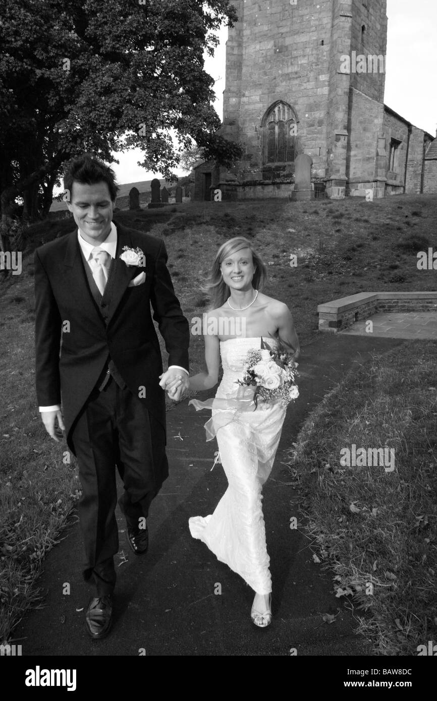 Junges Paar von Neuvermählten nur standesamtliche Trauung Kirche, North Yorkshire. UK Modell veröffentlicht schwarze & weißes Bild Stockfoto