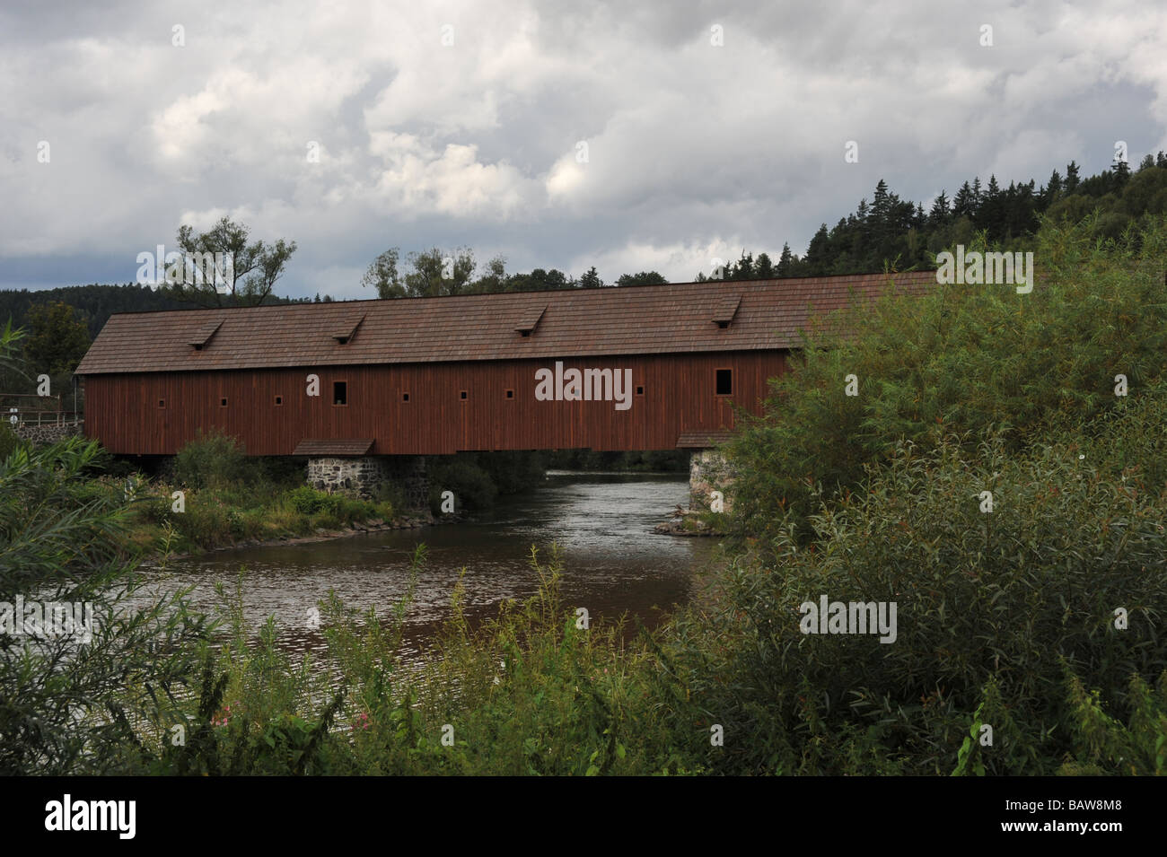 Neu renovierte hölzerne Brücke in Radosov original datiert auf der Herrschaft von Karl IV Bezirk Karlovy Vary Tschechien Stockfoto