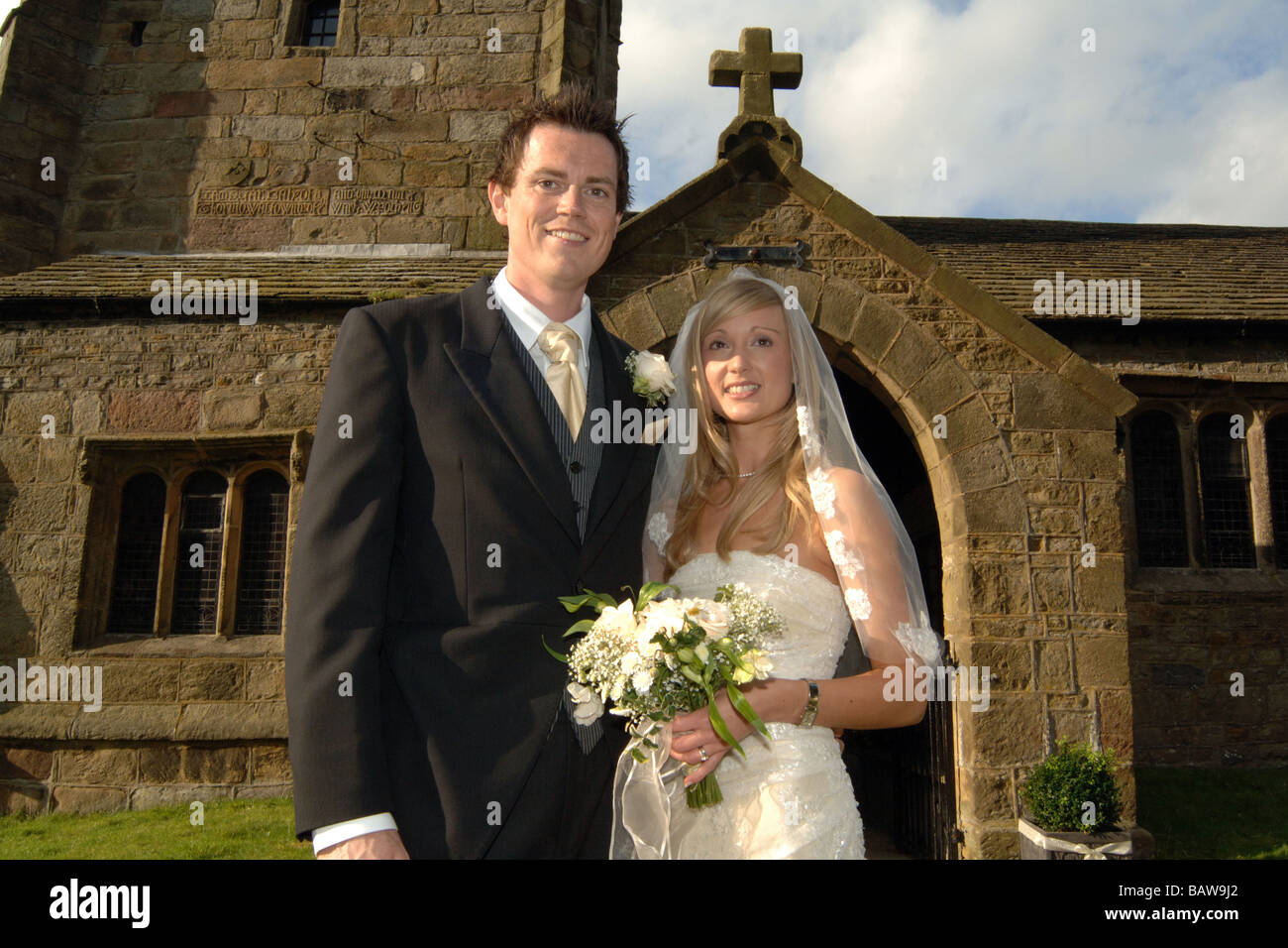 Junges Paar von Neuvermählten nur standesamtliche Trauung Kirche, North Yorkshire. UK Stockfoto