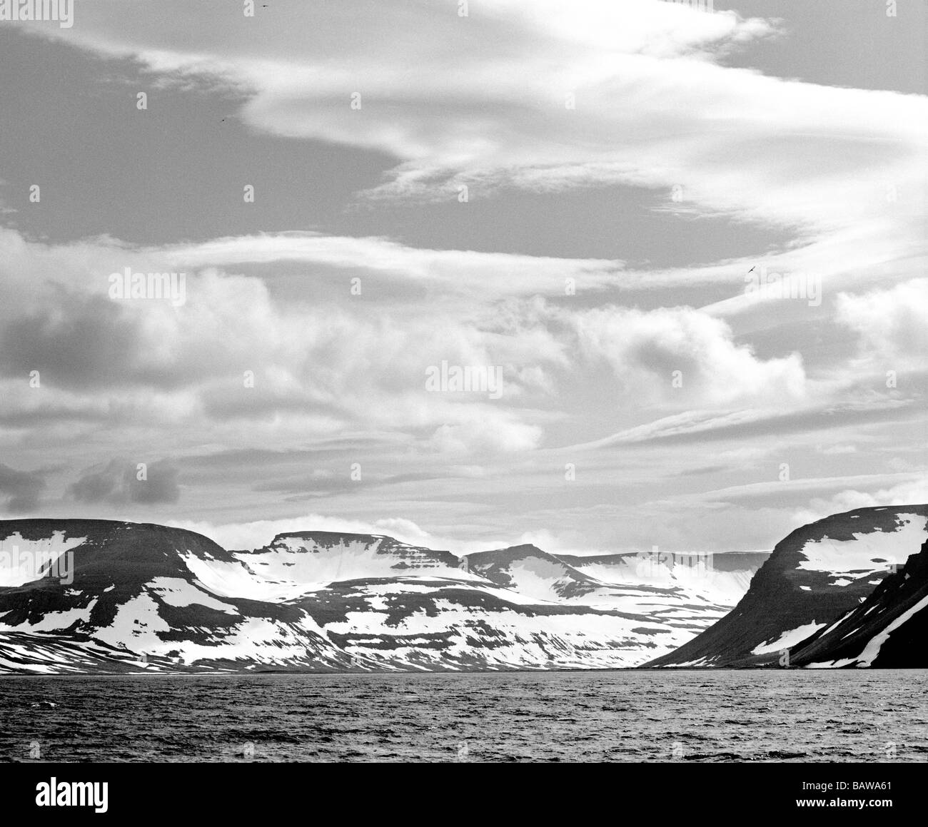 Schneebedeckte Berge in der Nähe von Hornstrandir, Island, Juli 1995. Foto von Lisa Poole Stockfoto