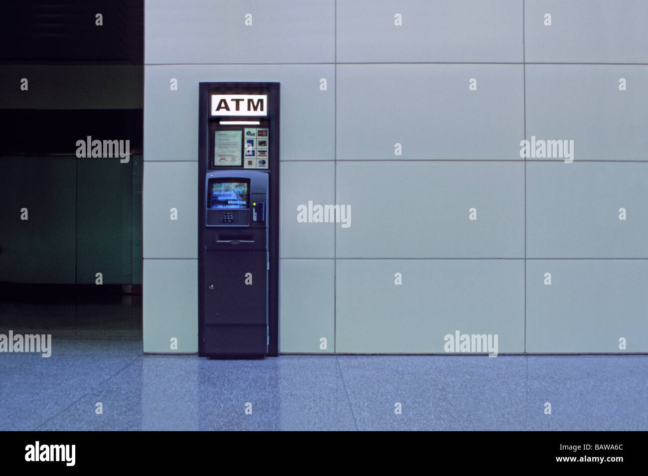 Flughafen geldautomat -Fotos und -Bildmaterial in hoher Auflösung – Alamy