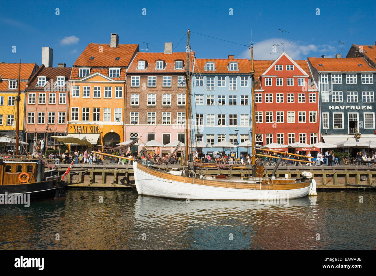 Nyhavn Kanal, Kopenhagen, Dänemark; Boot im Kanal Stockfoto