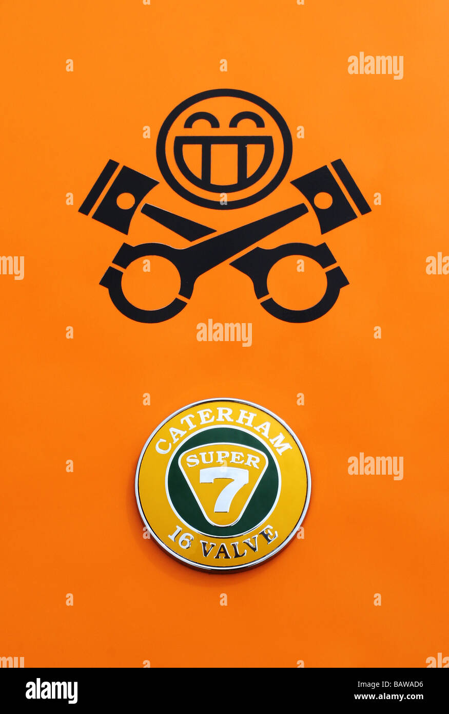 Pistonheads Logo/Aufkleber über Caterham Super 7 Abzeichen/Logo auf Motorhaube von Caterham Stockfoto
