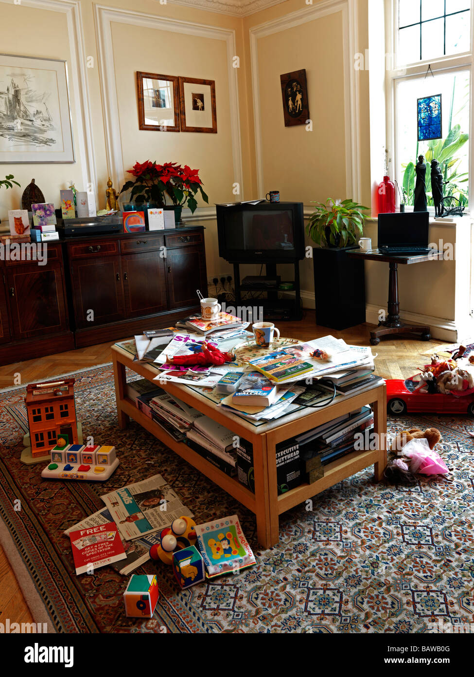 Chaotisch Lounge mit Tassen Spielzeug Zeitungen Magazine Stockfoto