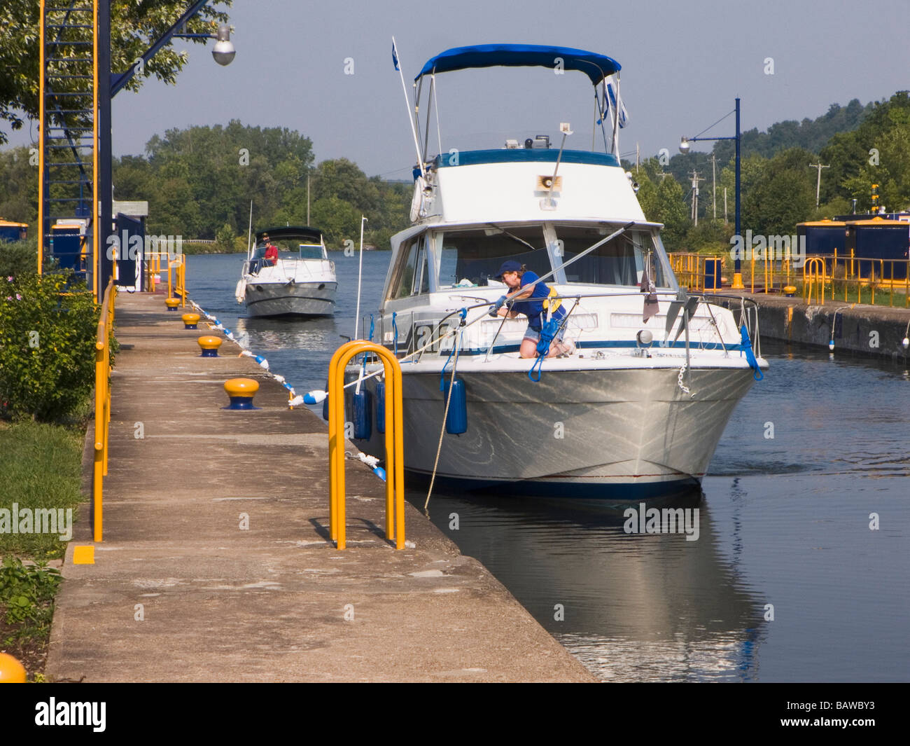 Sportboote in Erie Kanalschleuse Stockfoto