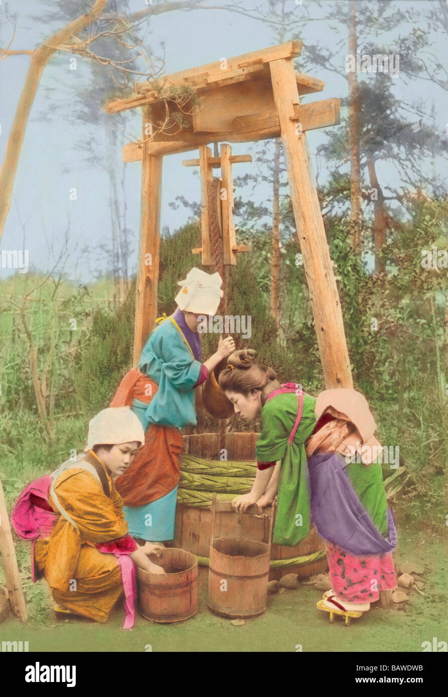 Reis waschen am Brunnen Stockfoto