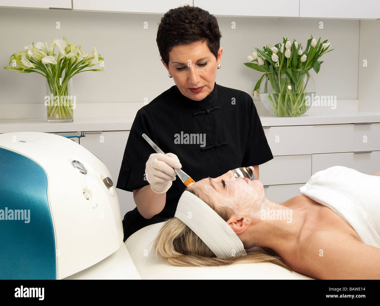 Frau bekommen eine Gesichtsbehandlung in einem Spa. Stockfoto