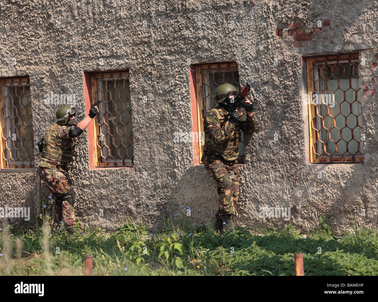 Offiziere der Special Forces bei einer Razzia gegen die organisierte Kriminalität Stockfoto