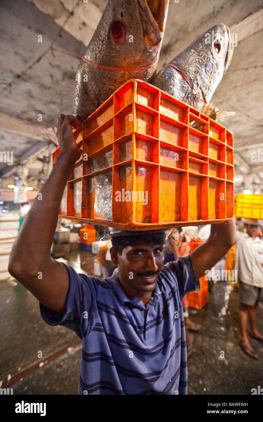 Man Fische tragen in der Crawford Markt in Mumbai Indien Stockfoto