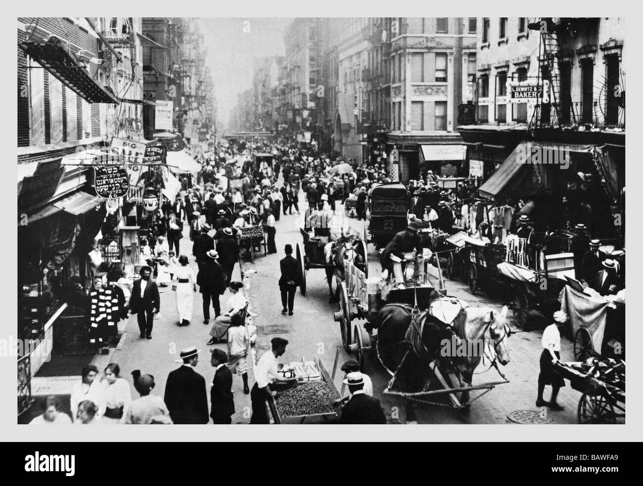 Menschen, Hausierer und Horse-Drawn Kutschen auf der Lower East Side Street Stockfoto