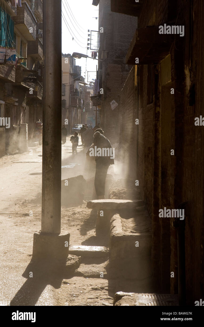 Staubige Straße Szene in modernen Stadt Luxor, Luxor, Ägypten Stockfoto