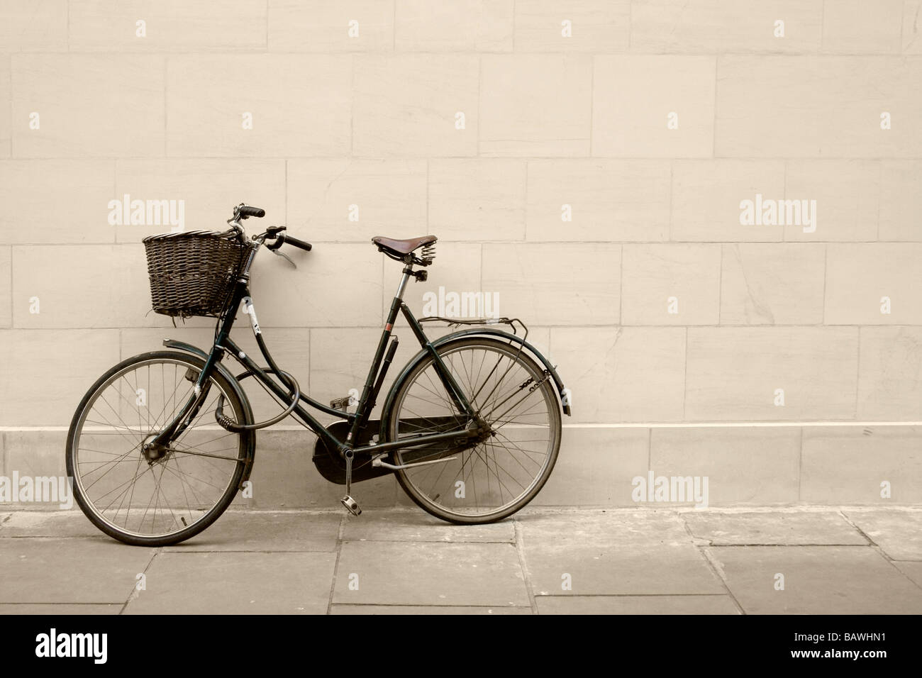 klassische Fahrrad gegen eine Wand Stockfoto