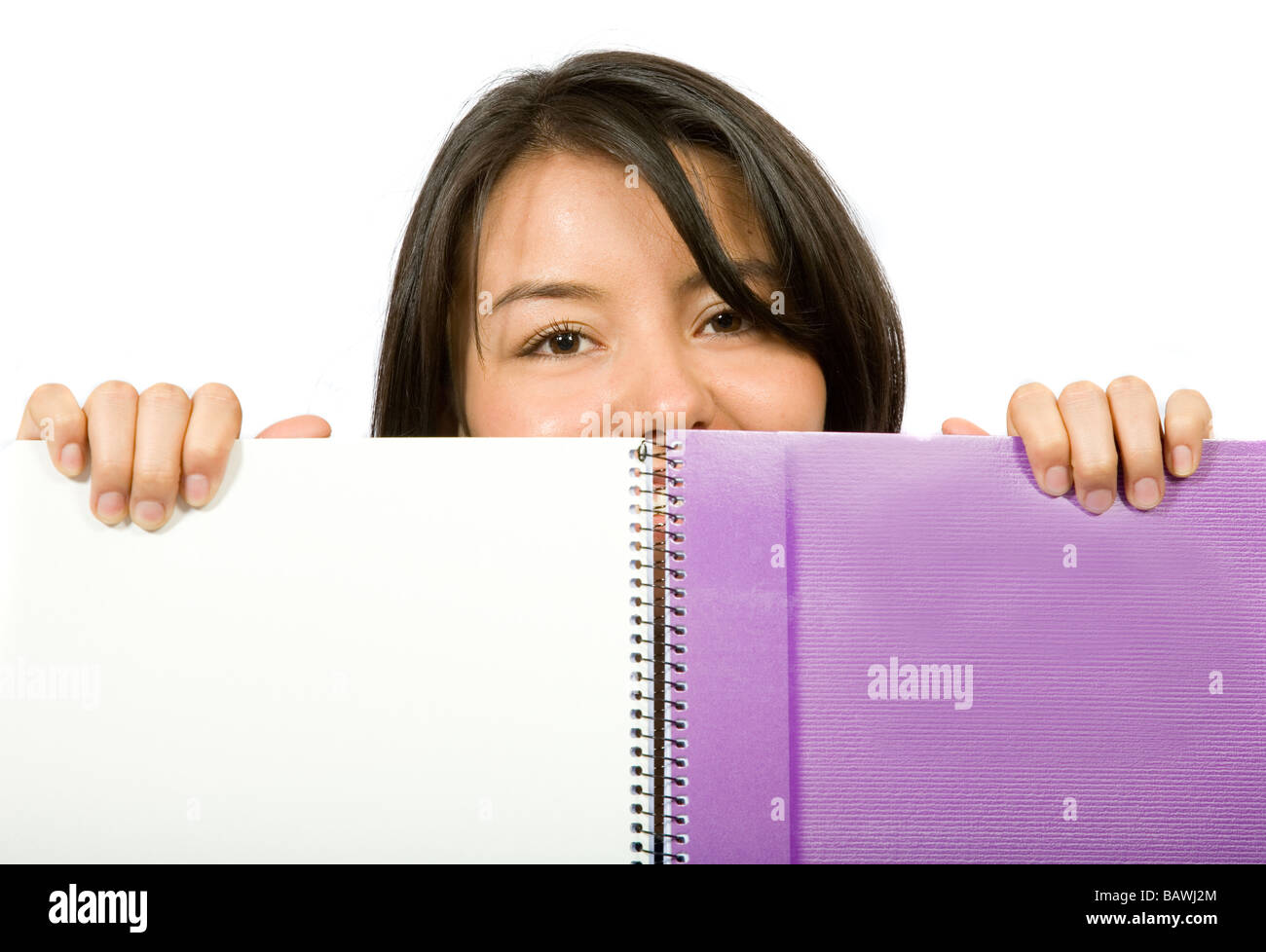 hübsche Studentin sucht über notebook Stockfoto