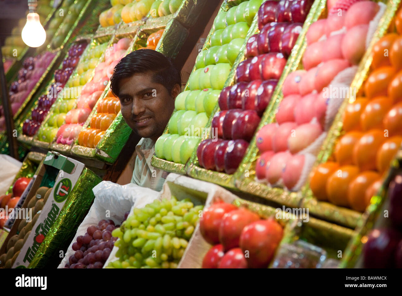 Obstverkäufer in Crawford Market in Mumbai Indien Stockfoto