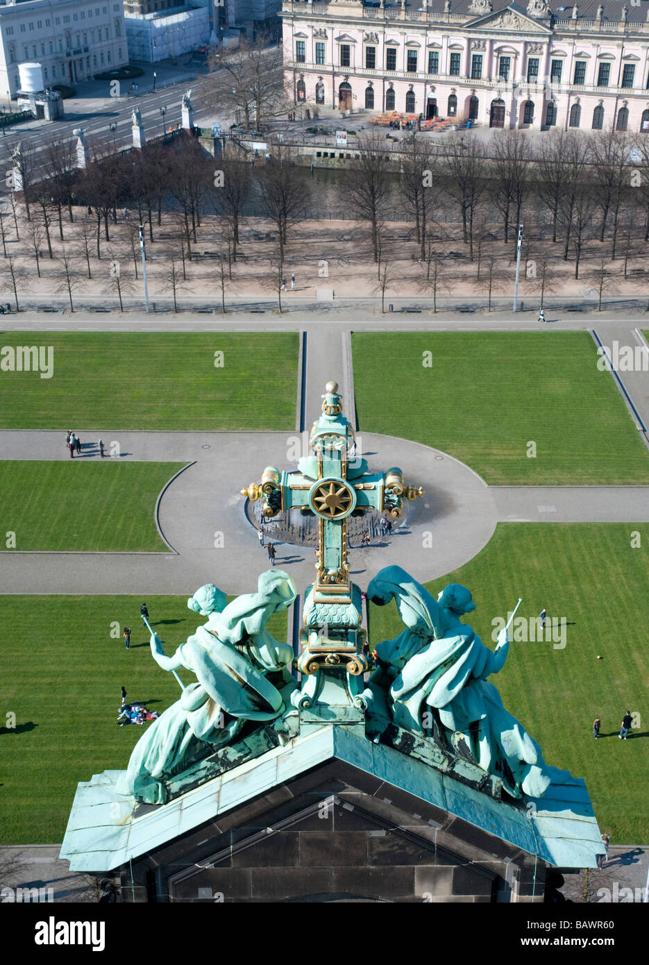 Blick auf den Lustgarten Platz vom Berliner Dom mit religiösen Statue Dekoration im Vordergrund Stockfoto