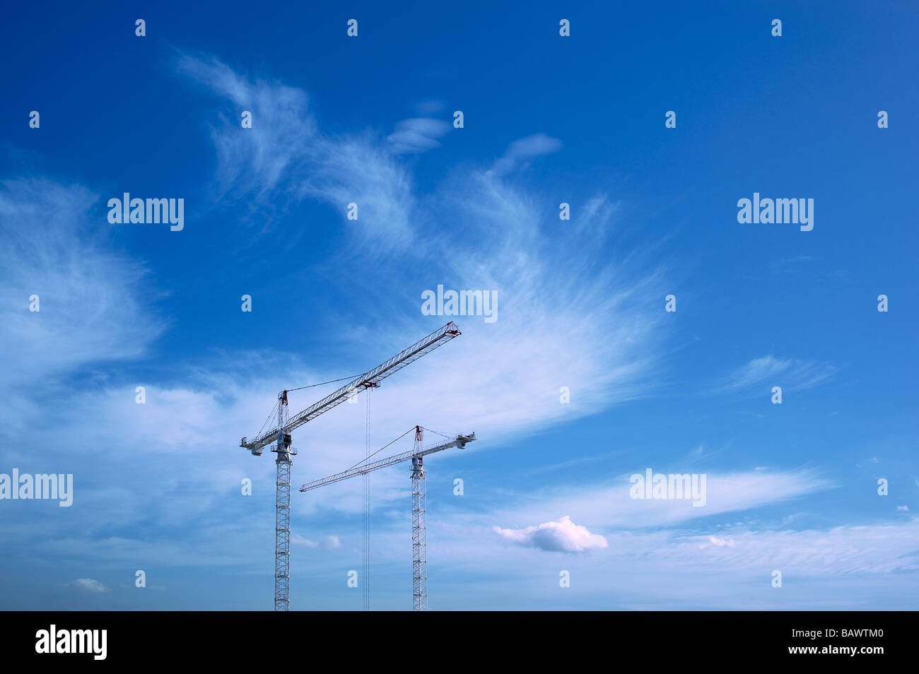 Turmdrehkrane gegen blauen Himmel Stockfoto