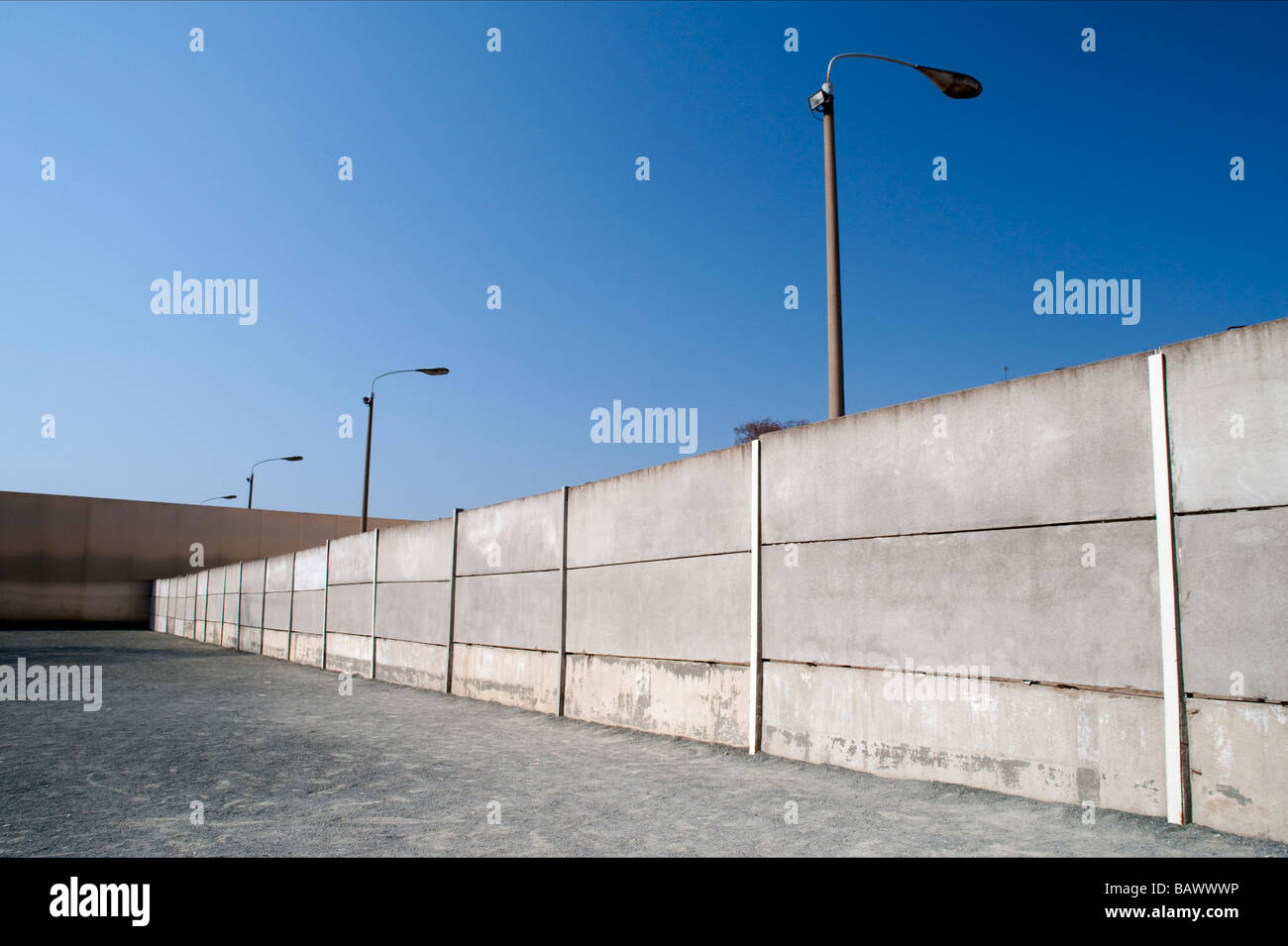 Rekonstruierte Abschnitt der Berliner Mauer und Todesstreifen an der Bernauer Straße-Museum in Berlin Stockfoto
