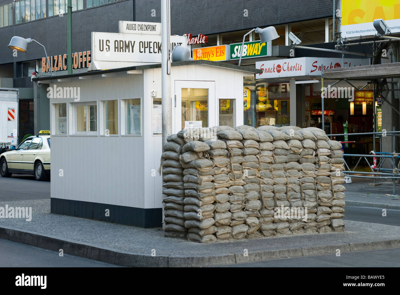 Checkpoint Charlie Memorial A Kopie der Checkpoint Charlie, die Grenze überschreiten Wachhaus zwischen Ost- und West-Berlin, war buil Stockfoto