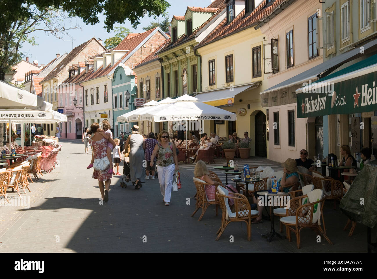Cafés in Radiceva, einer belebten Straße in der Altstadt Stockfoto