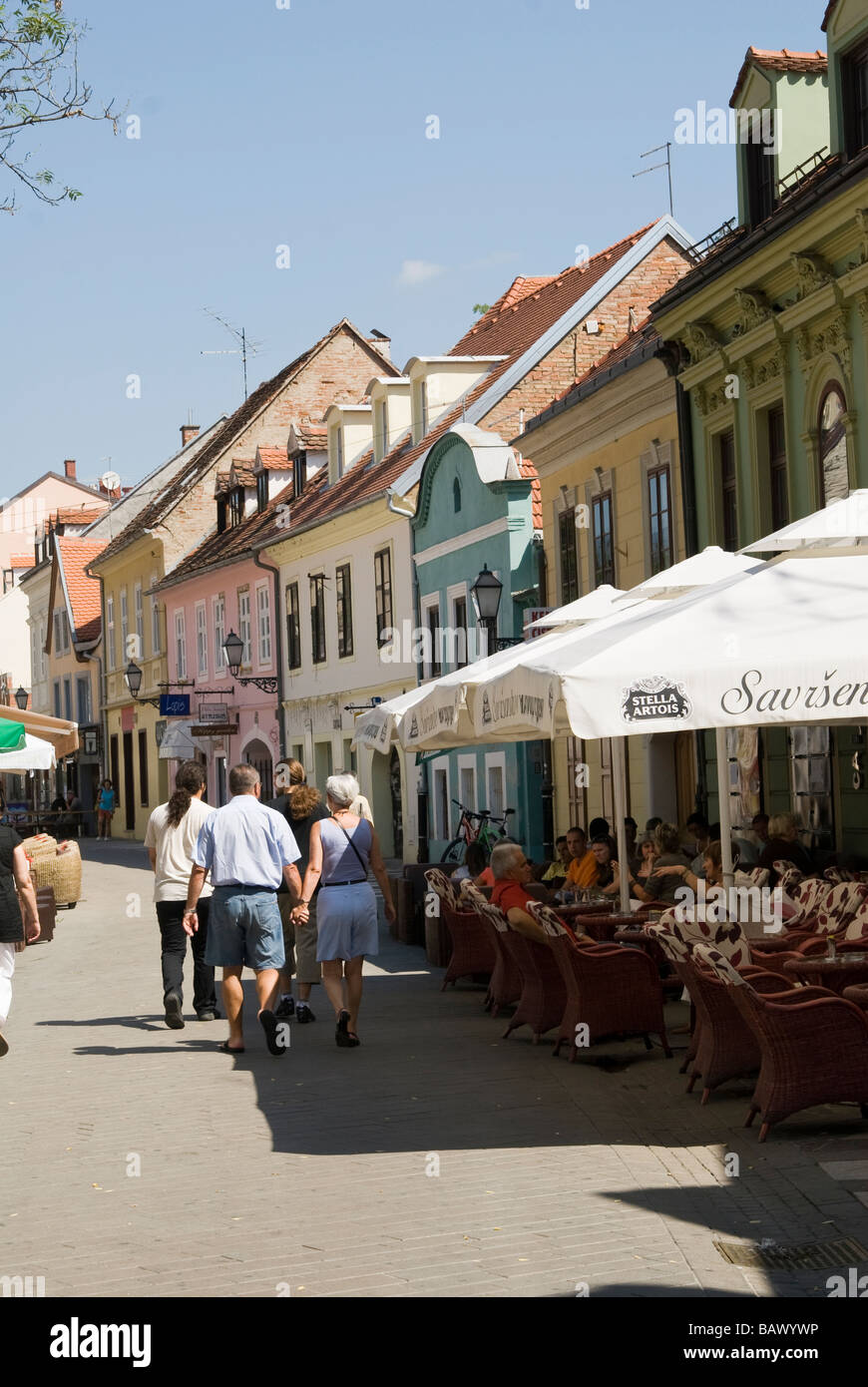 Cafés in Radiceva, einer belebten Straße in der Altstadt Stockfoto