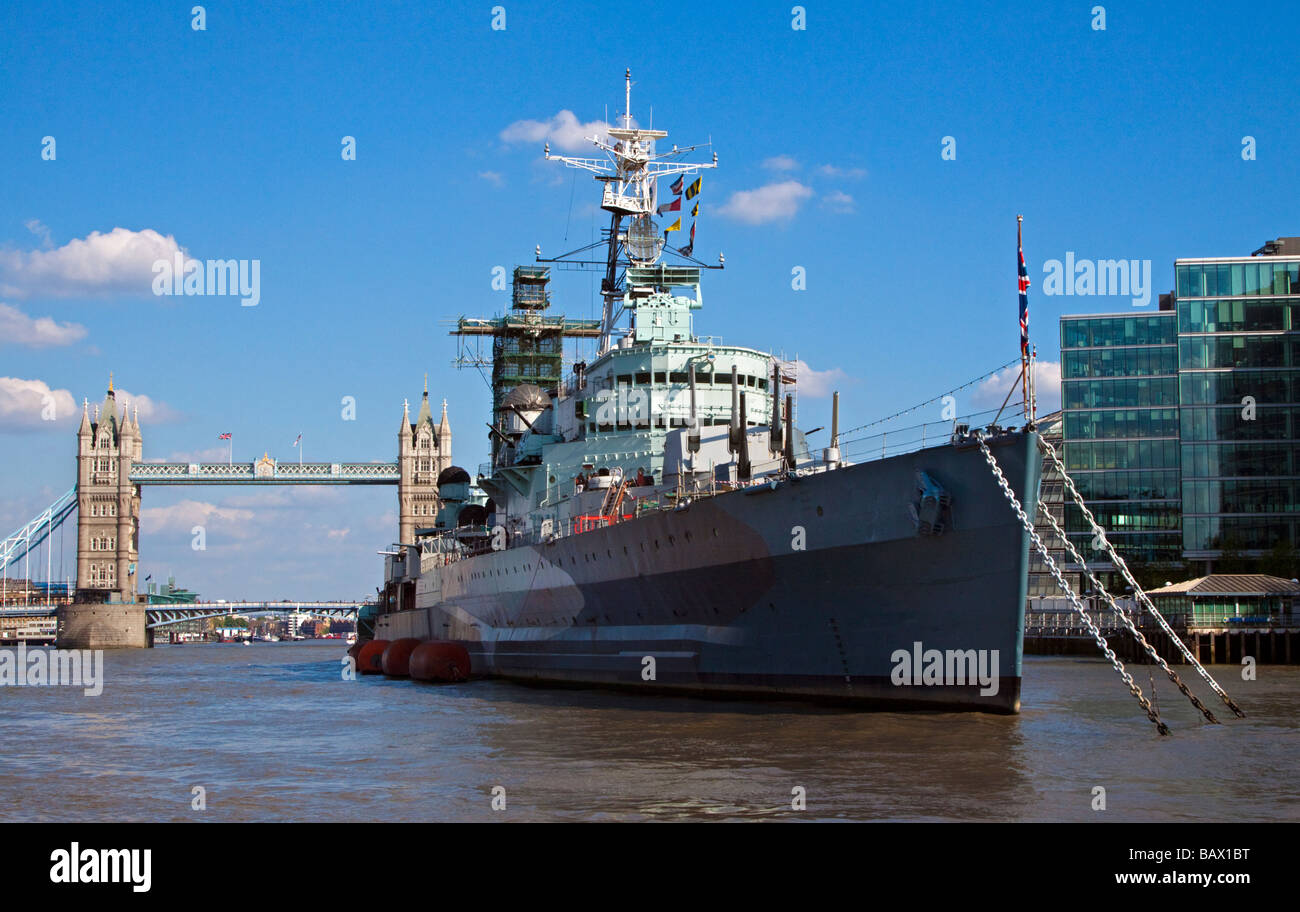 HMS Belfast und die Tower Bridge, London, England Stockfoto