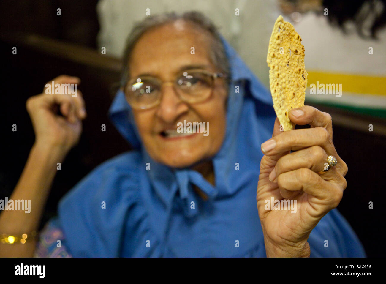 Gujarati-Frau hält einen Papad oder Papadam indische Lentle Chip in einem Restaurant in Mumbai Indien Stockfoto