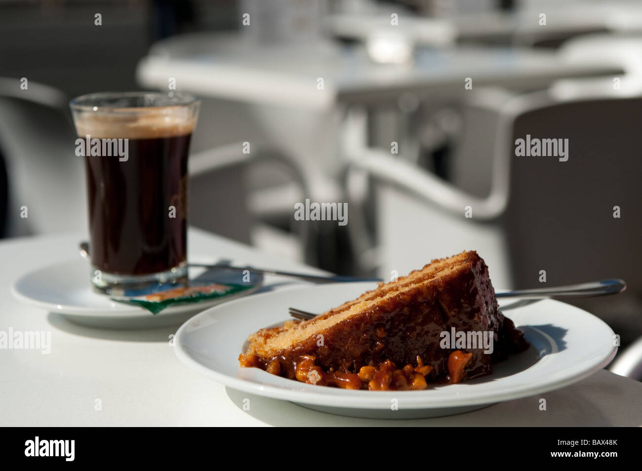 Kaffee und Kuchen in einem café Stockfoto